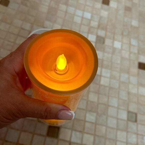 Halloween LED flickering illuminating pillar candles
Set of two - Picture 4 of 11